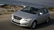 V prosinci 2006 odstartovala v Žilině výroba kompaktního hatchbacku Kia cee'd. Šlo o vůbec první auto korejské značky vyráběné v Evropě a navržené primárně pro Evropu.