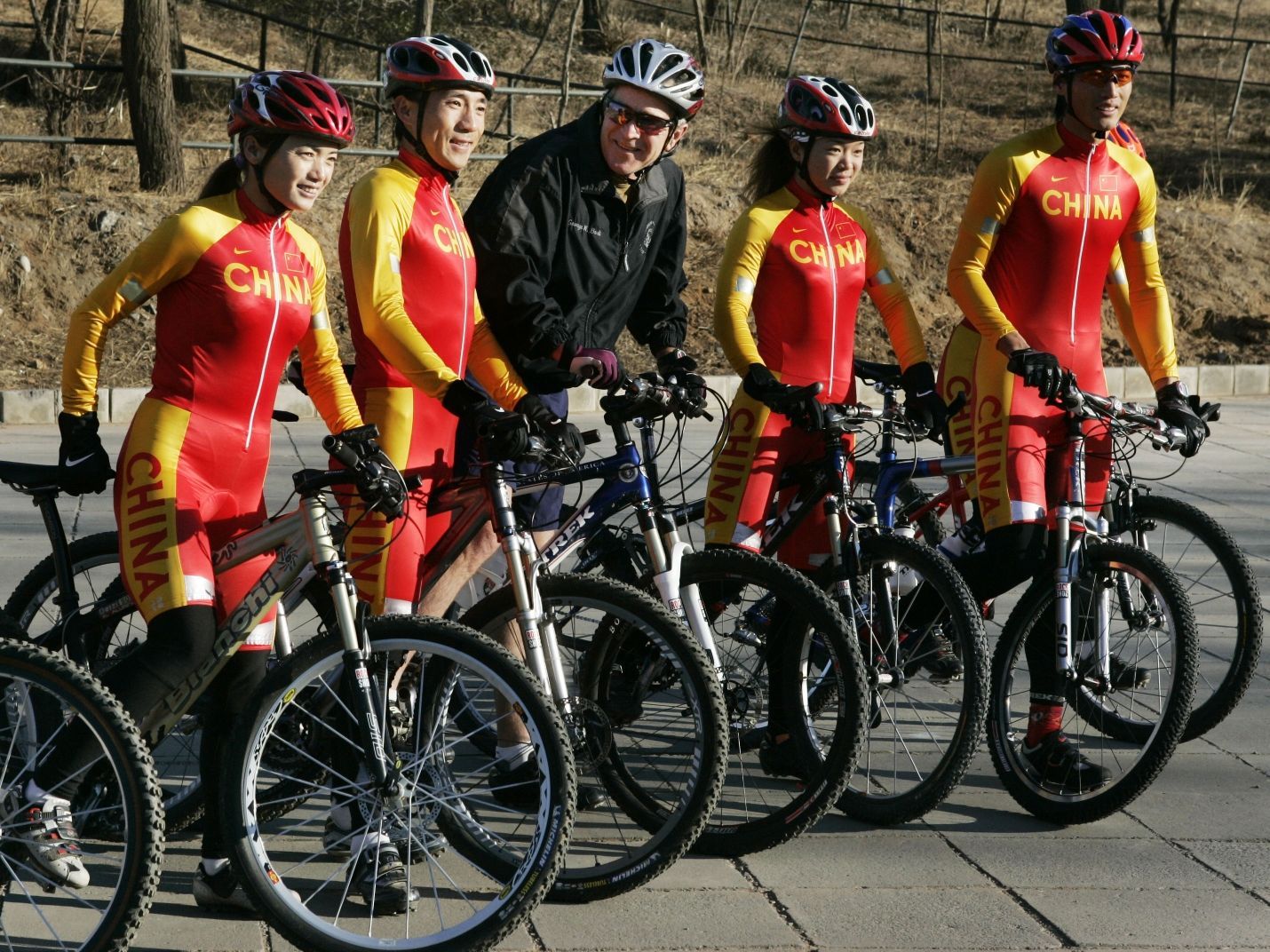 George Bush s čínským cyklisty na horském kole