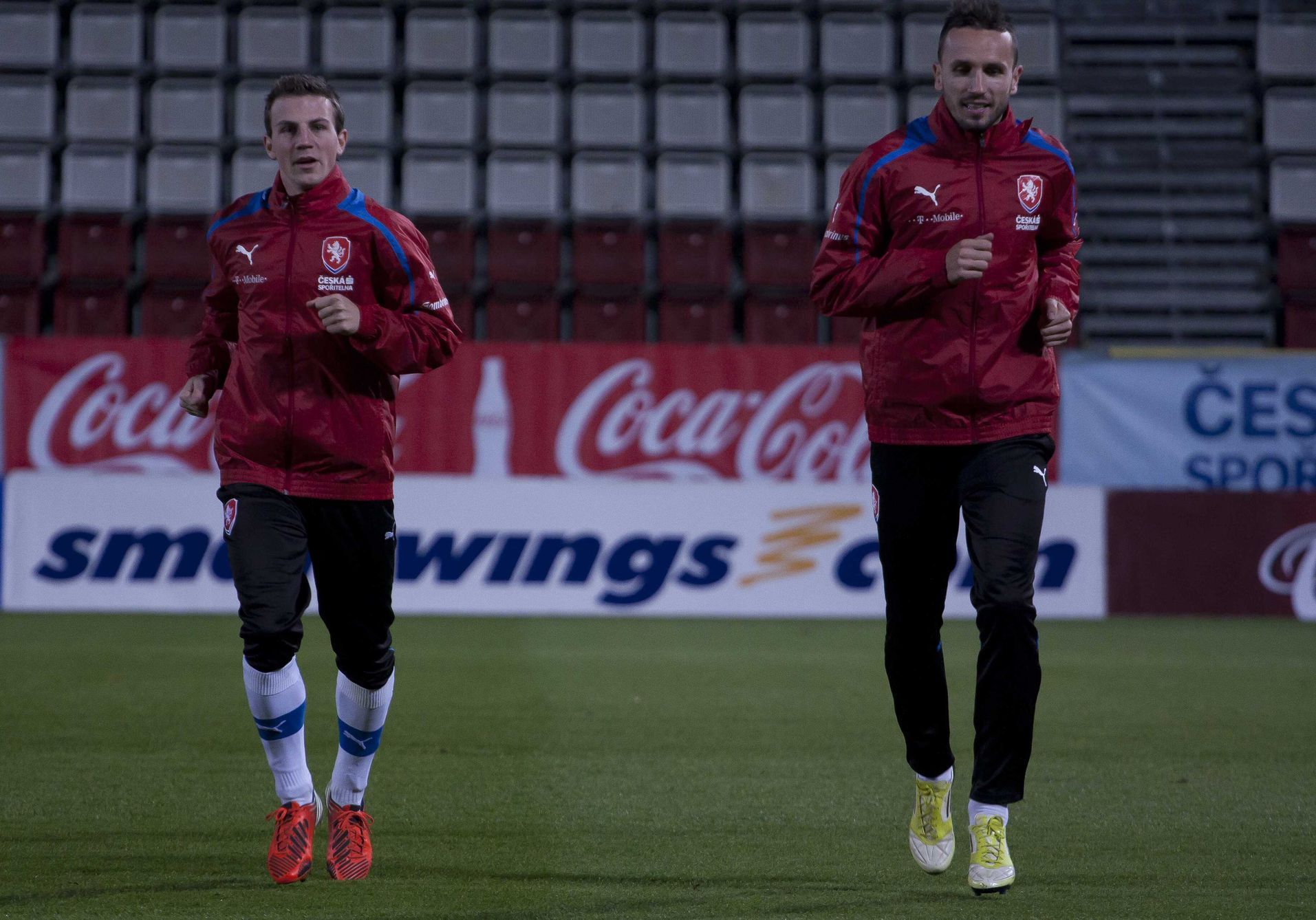 Čeští fotbalisté Vladimír Darida a Tomáš Sivok na tréninku před přátelským utkáním se Slovenskem v Olomoucu v listopadu 2012.