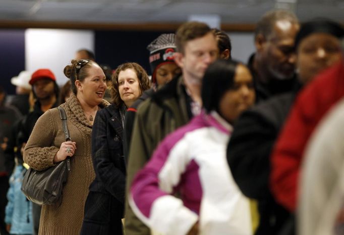 Voters wait in line to cast their ballots at the Franklin County in-person absentee voting location in Columbus, Ohio November 5, 2012. REUTERS/Matt Sullivan (UNITED STATES - Tags: ELECTIONS POLITICS USA PRESIDENTIAL ELECTION) Published: Lis. 5, 2012, 3:50 odp.