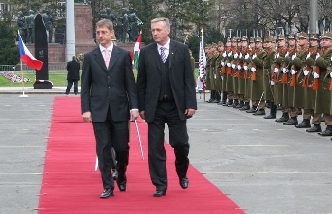 9:30 Českého premiéra vítá jeho maďarský protějšek Ferenc Gyurcsány a čestná stráž