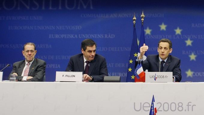 Vysoký představitel EU pro zahraniční politiku Javier Solana, francouzský ministr zahraničí Francois Fillon a současný "předseda EU" Nicolas Sarkozy na summitu EU