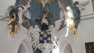Pětice velkých plus trojice malých andělů na hlavním oltáři skládá číslovku 53, odpovídající předpokládanému věku, v němž byl Jan Nepomucký umučen.