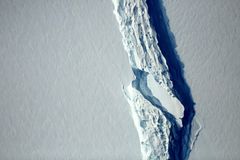 Od Antarktidy se odtrhla bilion tun vážící kra. Půl roku se ledovce držela z posledních sil