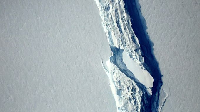 Od Antarktidy se odtrhla bilion tun vážící kra