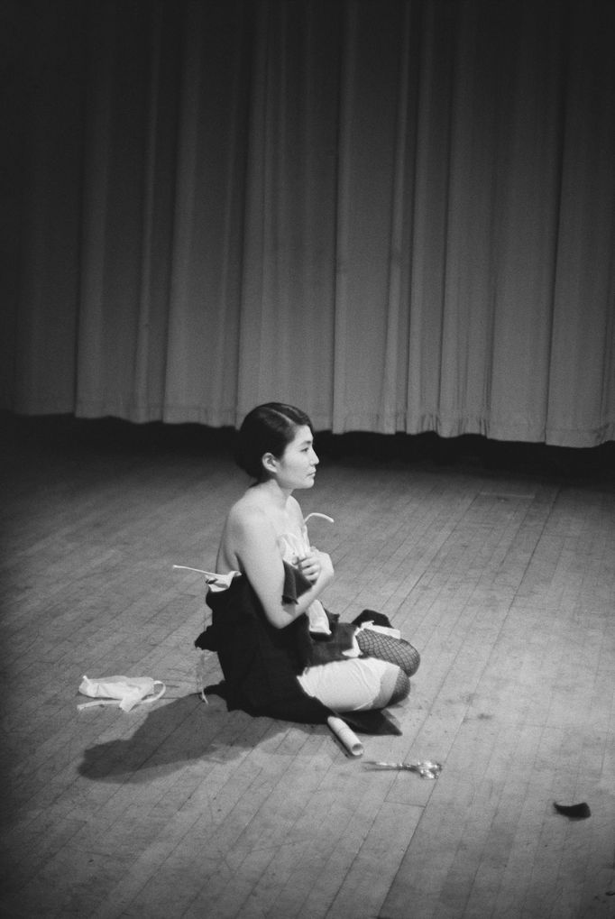 Yoko Ono: Cut Piece, 1964, záznam z newyorské performance rok nato.