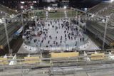 Areál pro Hokejové hry zpřístupnili pořadatelé veřejnosti již v pondělí večer. O veřejné bruslení je enormní zájem.