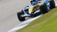 Fernando Alonso ve svém Renaulte při kvalifikaci na VC Anglie.