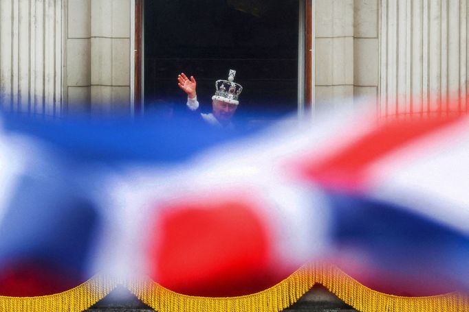 Britský král Karel mává na balkoně Buckinghamského paláce po korunovaci v Londýně 6. května 2023.