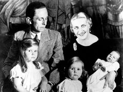 Joseph Goebbels s manželkou Magdou Goebbelsovou a dětmi.