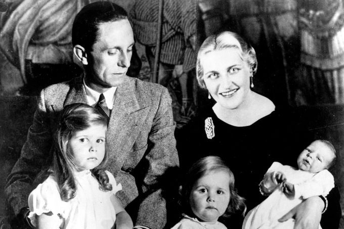Joseph Goebbels s manželkou Magdou Goebbelsovou a dětmi.