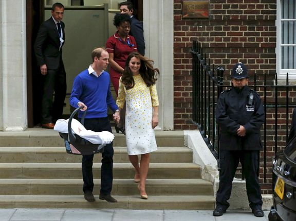 William a Catherine opouštějí porodnici, 2. května 2015