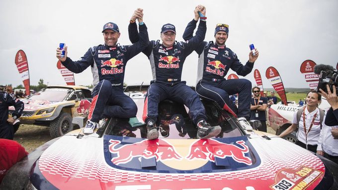 Stéphane Peterhansel, Carlos Sainz a Cyril Despres v cíli Rallye Dakar.