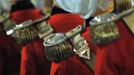 Guards arrive for the service of thanksgiving for the Diamond Jubilee of Queen Elizabeth at St Paul's Cathedral in London June 5, 2012. REUTERS/Tim Ireland/POOL (BRITAIN - Tags: ROYALS ENTERTAINMENT) Published: Čer. 5, 2012, 1:36 odp.