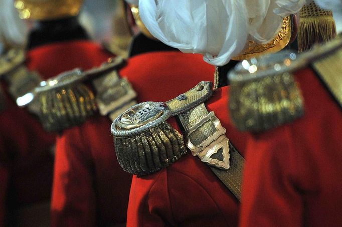 Guards arrive for the service of thanksgiving for the Diamond Jubilee of Queen Elizabeth at St Paul's Cathedral in London June 5, 2012. REUTERS/Tim Ireland/POOL (BRITAIN - Tags: ROYALS ENTERTAINMENT) Published: Čer. 5, 2012, 1:36 odp.