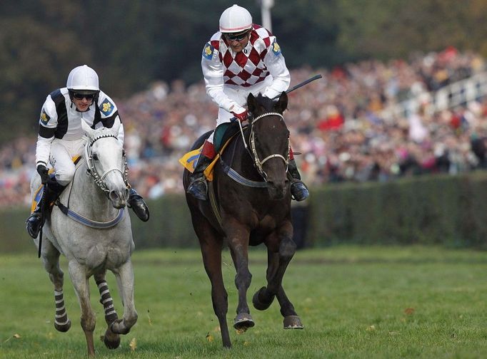 Váňa s Tiumenem a Bartoš se Sixteen v cíli Velké pardubické