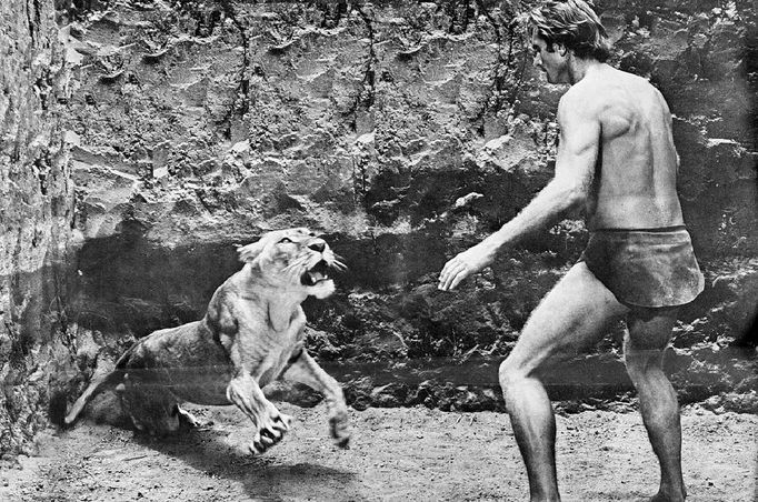 Ron Ely v seriálu Tarzan.