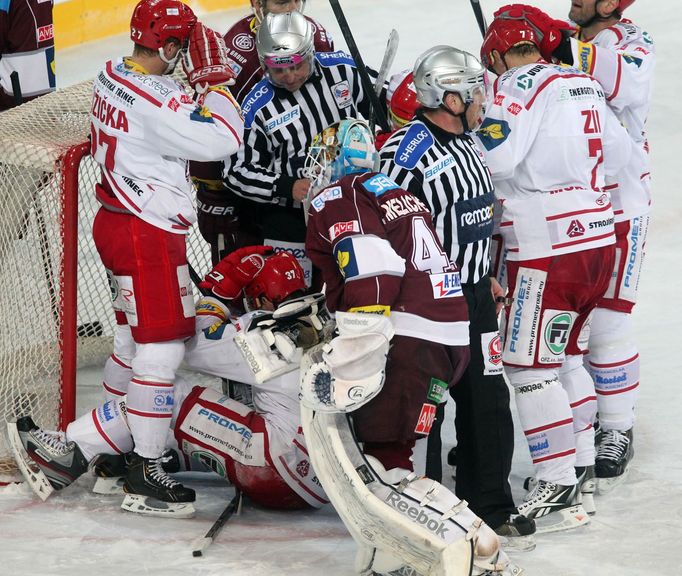 Hokej, extraliga, Sparta - Třinec: Marcel Melicherčík - Martin Růžička (vlevo) a Václav Varaďa