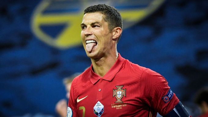 Cristiano Ronaldo se raduje z jednoho ze dvou gólů, které vstřelil v utkání Ligy národů Švédsku