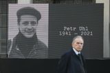 Rodina, přátelé i známé osobnosti a politici se přišli rozloučit s Petrem Uhlem. Disident, novinář, politik a především celoživotní bojovník za svobodu zemřel 1. prosince.