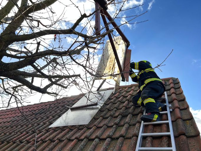 Nejvíce práce měli hasiči v Praze kolem poledne, kdy vyjížděli k případům spojeným se silným větrem v průměru každé dvě minuty.