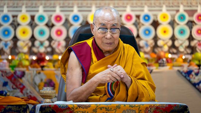 Tibetský duchovní vůdce dalajlama předsedá oslavě svých 90. narozenin podle tibetského kalendáře v chrámu Tsuglakhang v indické Dharamsale.
