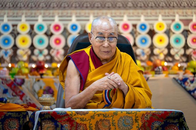 Tibetský duchovní vůdce dalajlama předsedá oslavě svých 90. narozenin podle tibetského kalendáře v chrámu Tsuglakhang v indické Dharamsale.