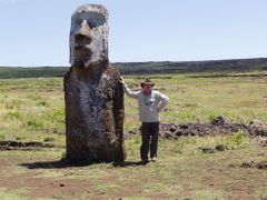 Pavel Pavel a moai, socha, kterou naučil chodit.