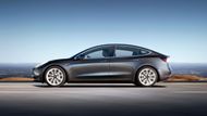 18. Tesla Model 3 - 32 652 ks (+7 %)