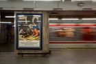 Od začátku května cestující v některých stanicích pražského metra míjejí fotografie ukrajinských obyvatel, kteří stanice podzemní dopravy využívají nikoliv k přepravě, ale k úkrytu.