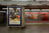 Od začátku května cestující v některých stanicích pražského metra míjejí fotografie ukrajinských obyvatel, kteří stanice podzemní dopravy využívají nikoliv k přepravě, ale k úkrytu.