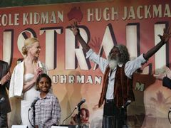 Herci filmu Austrálie (zleva) Hugh Jackman, Nicole Kidman, Brandon Walters, David Gulpilil a režisér Baz Luhrmann na světové premiéře v Sydney.