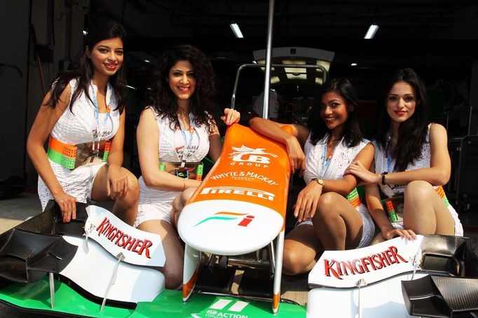 Krásné dívky ve službách domácího týmu Force India byly na Buddh International Circuit k vidění snad všude.