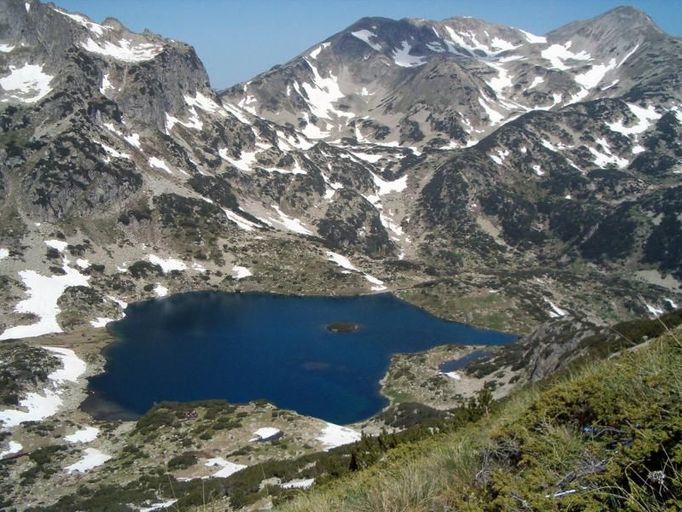 Bulharský národní park Pirin se nachází na jihozápadě Bulharska v pohoří Pirin. Má velehorský ráz a jeho nejvyšším vrcholem je Vichren - 2 914 m.