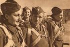 Obrazem: Ošetřování pod palbou. Češky a Slovenky se vyznamenaly v bojích druhé světové války
