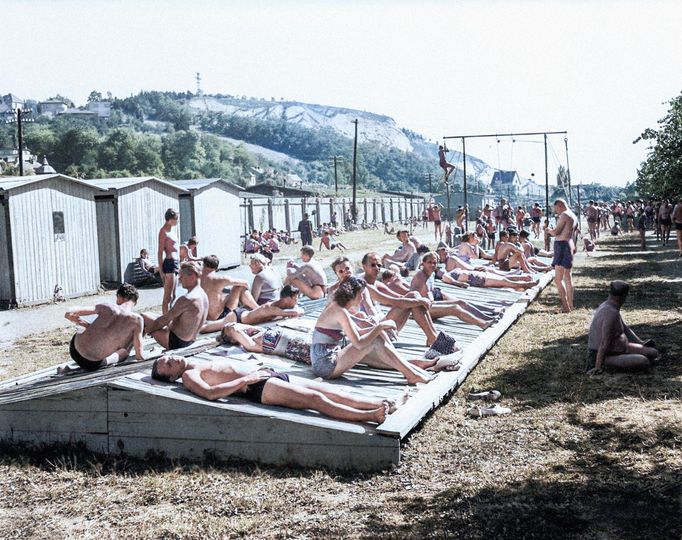 Kolorovaný dobový snímek zachycující rekreaci u vody v Československu.