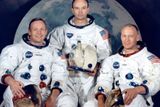 Podle Christie's byl původním vlastníkem manuálu Aldrin, kterému vlastnictví dokonce později potvrdil Kongres. Pilot lunárního modulu ho v roce 2007 v Los Angeles prodal současnému majiteli. (Na obrázku zleva - Neil Armstrong, Michael Collins a Edwin "Buzz" Aldrin). Manuál sice v aukci propadl, ale kupec se našel pro jiný letový manuál z téhož letu, který se vydražil za 40 tisíc dolarů.