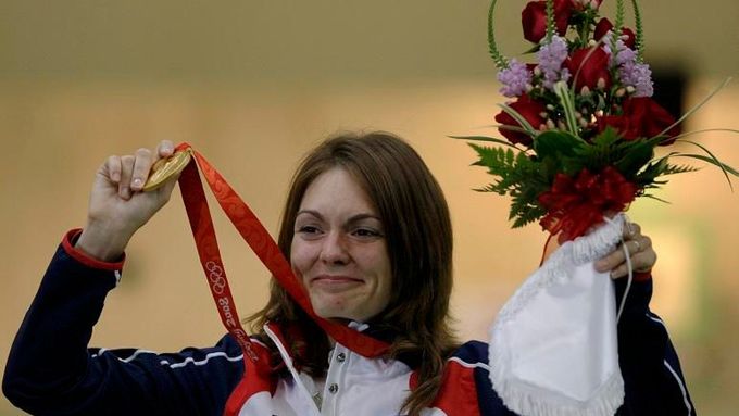 Štastná Kateřina Emmons se raduje z první zlaté olympijské medaile
