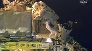 Astronaut Mike Fossum pracuje během mise ve volném prostoru