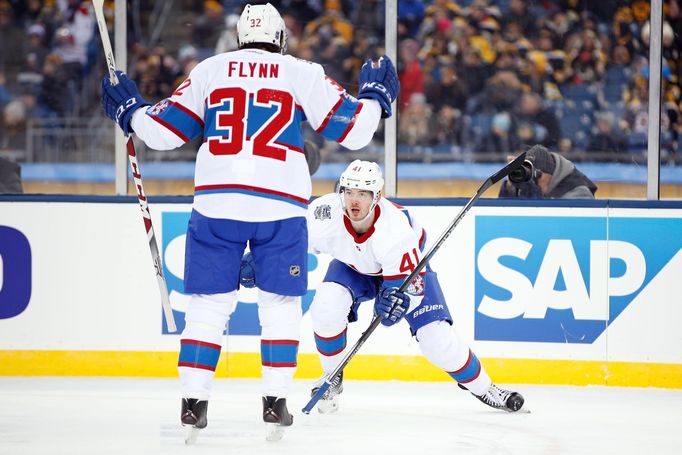 NHL: Winter Classic, radost Montrealu: Paul Byron (41) a Brian Flynn (32)