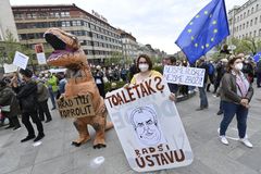 "Nejsme Rusko, nejsme zboží." V Praze demonstrovalo deset tisíc lidí proti Zemanovi