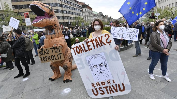 "Nejsme Rusko, nejsme zboží." V Praze demonstruje deset tisíc lidí proti Zemanovi; Zdroj foto: ČTK
