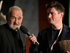 Ocenění za přínos světové kinematografii dostal Béla Tarr (vlevo) od prezidenta festivalu Marka Hovorky.