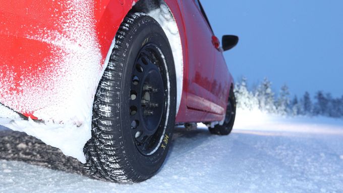 Z testu zimních pneu autoklubů ADAC a ÖAMTC.