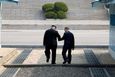 Kim Čong-un překračuje hranici v demilitarizované zóně do Jižní Koreje