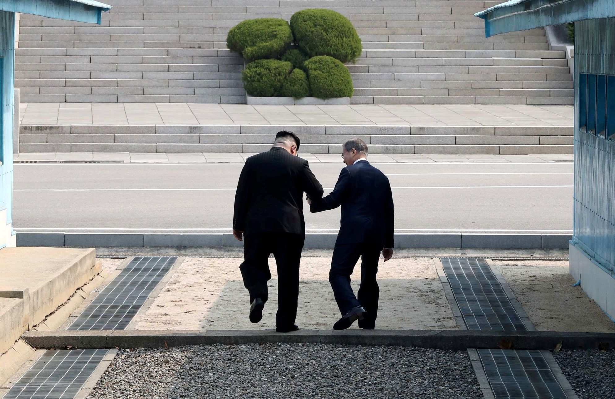 Kim Čong-un překračuje hranici v demilitarizované zóně do Jižní Koreje