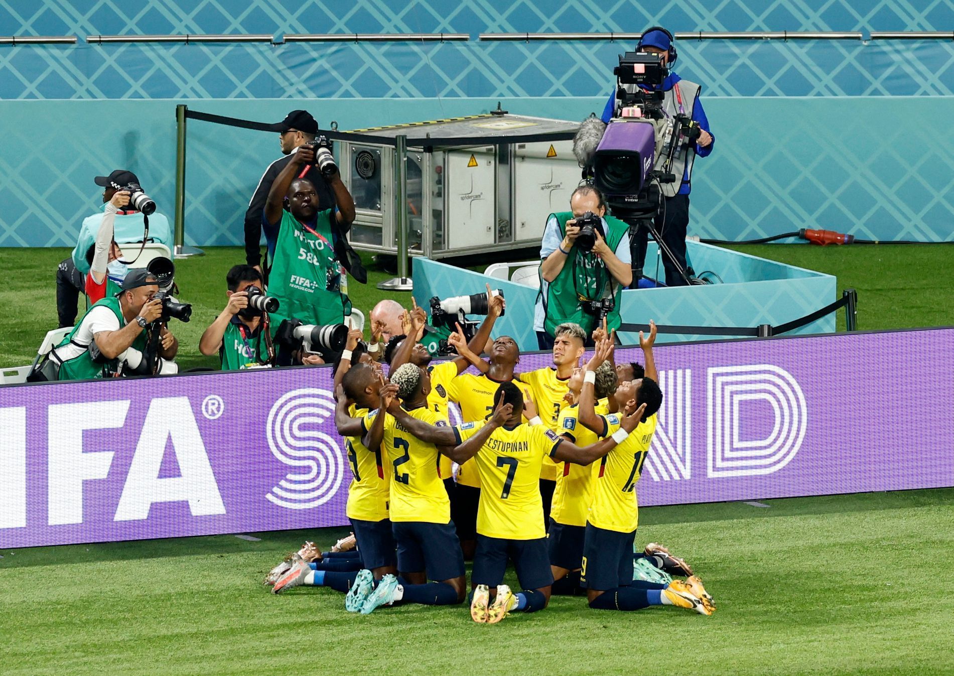 Ekvádorci slaví gól v zápase MS 2022 Ekvádor - Senegal