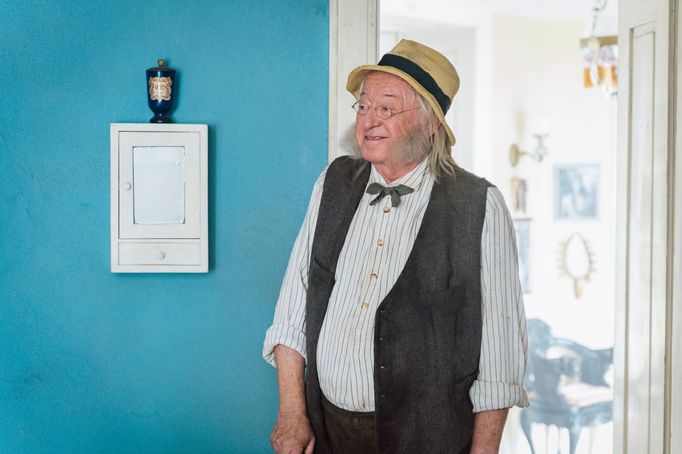 Jiří Lábus jako děda Planta v pohádkovém filmu Cukrkandl.