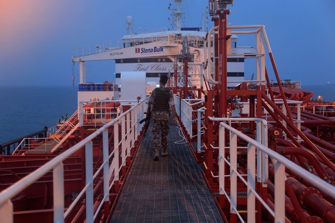 Člen íránských revolučních gard na palubě britské lodi Stena Impero, kterou Írán zadržel v Hormuzském průlivu.