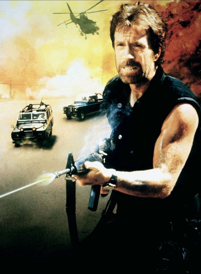 Chuck Norris jako plukovník Scott McCoy ve filmu Delta Force 2: The Colombian Connection, režie Aaron Norris, premiéra USA 24. srpna 1990.